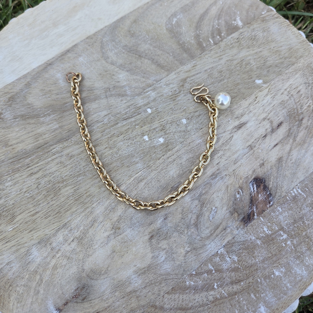 Elegant Gold Chain Bracelet with Pearl Charm - Picture 6 of 10